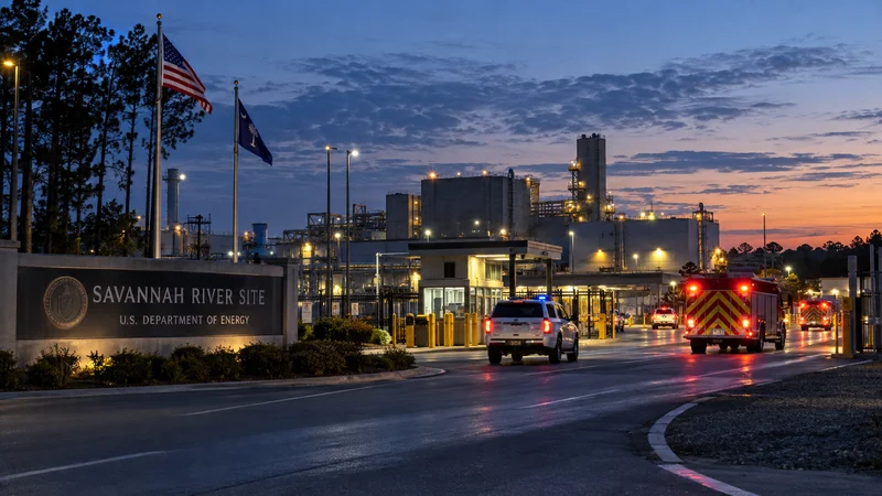 Ingresso del Savannah River Site con mezzi di emergenza in uscita dopo lo spegnimento dell’incendio