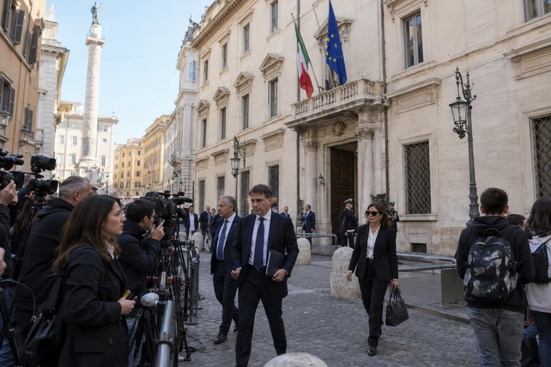 Foto d'archivio di due esponenti del Governo che escono da un edificio istituzionale a Roma davanti a fotografi e operatori tv, in un giorno di attività politica.