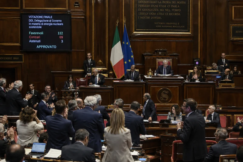 Foto d'archivio dell'aula del Senato durante il voto finale sulla delega per il nucleare sostenibile, con il tabellone che indica 112 favorevoli, 69 contrari, 3 astenuti e la dicitura approvato.