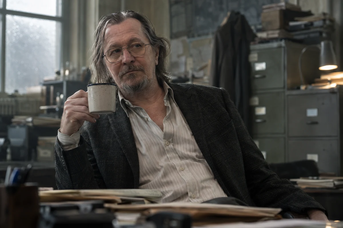 Illustrazione editoriale IA contestuale di Gary Oldman riconoscibile, protagonista di Slow Horses, in un ufficio londinese; scena non documentaria.