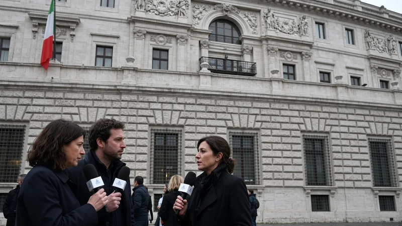 Persone e giornalisti davanti a Palazzo Montecitorio.