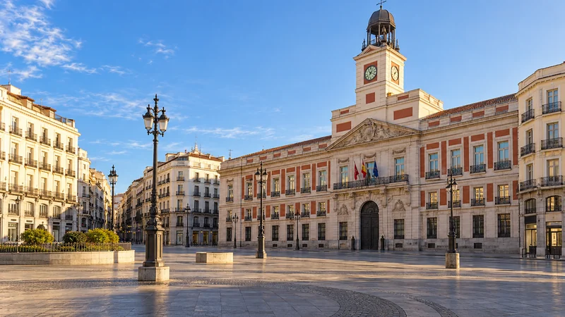 Illustrazione IA di contesto: Puerta del Sol e la Real Casa de Correos a Madrid.