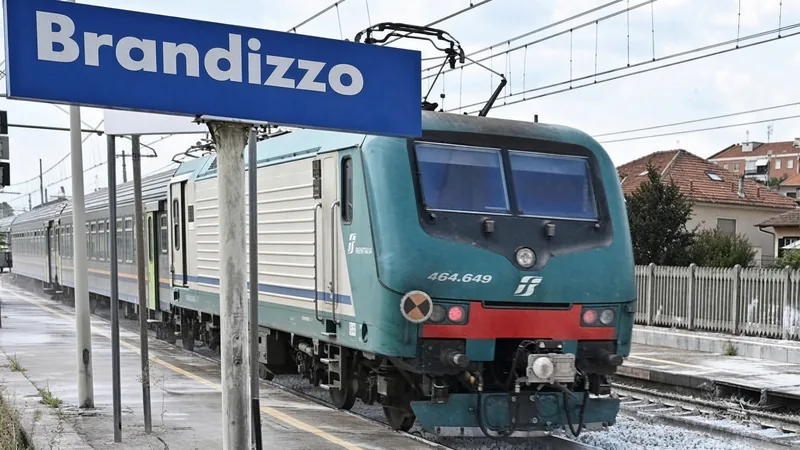 Illustrazione editoriale della stazione di Brandizzo con cartello blu e treno Trenitalia; scena di contesto non documentaria generata con IA.