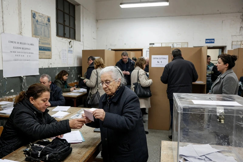 Seggio elettorale realistico a Reggio Calabria; illustrazione editoriale IA non documentaria.