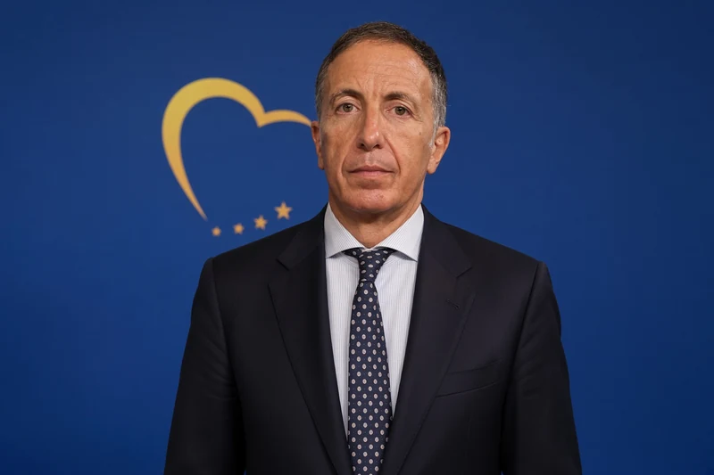 Fabio Roscioli in abito scuro davanti a sfondo azzurro con logo Forza Italia; illustrazione editoriale IA non documentaria.