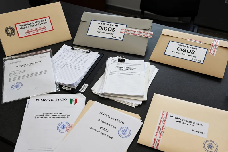 Documenti e fascicoli Digos su tavolo investigativo; illustrazione editoriale IA non documentaria.