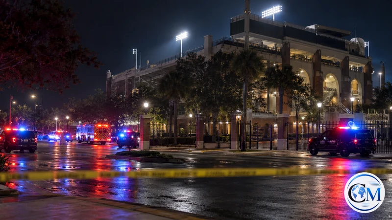 Illustrazione editoriale IA ultrarealistica del perimetro del Bragg Memorial Stadium con mezzi di emergenza; non è una fotografia della sparatoria.