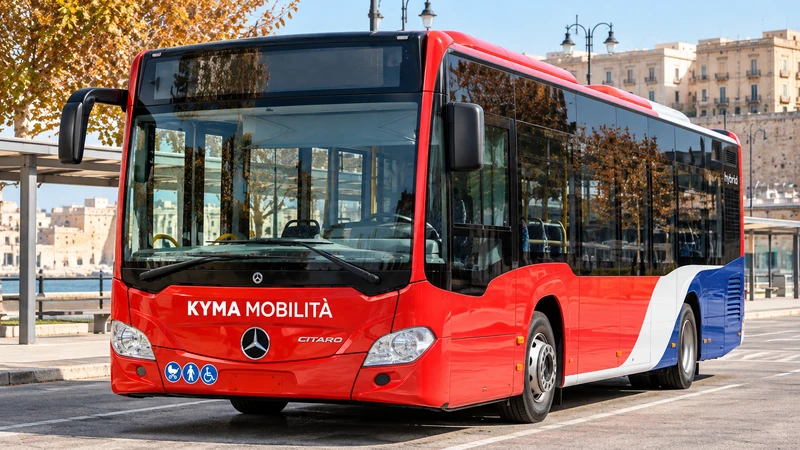 Illustrazione editoriale IA di un autobus Mercedes-Benz Citaro hybrid nella livrea reale Kyma Mobilità a Taranto; non documenta una corsa cancellata.