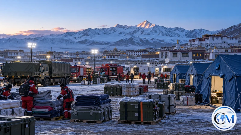 Illustrazione editoriale IA ultrarealistica di un campo logistico di soccorso sull'altopiano tibetano; non documenta il terremoto.