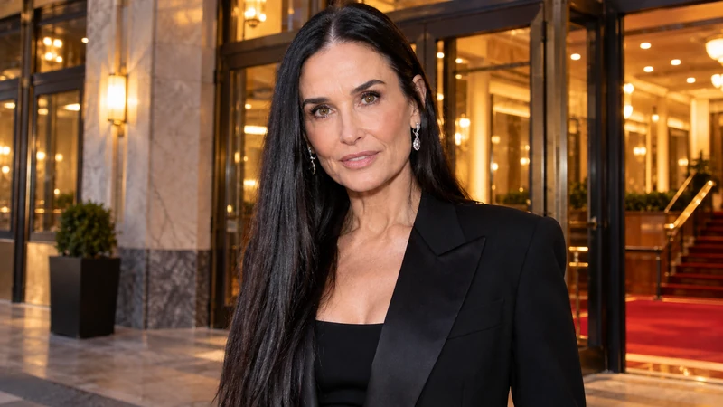 Scena editoriale IA con somiglianza sintetica di Demi Moore in un contesto cinematografico; non è un fotogramma di The Substance.
