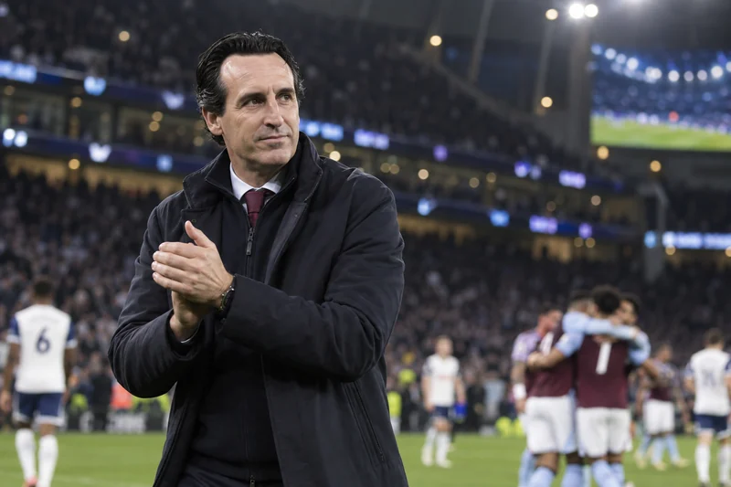 Illustrazione editoriale generata con IA: Unai Emery a bordo campo dopo Tottenham-Aston Villa; non è una fotografia documentaria.
