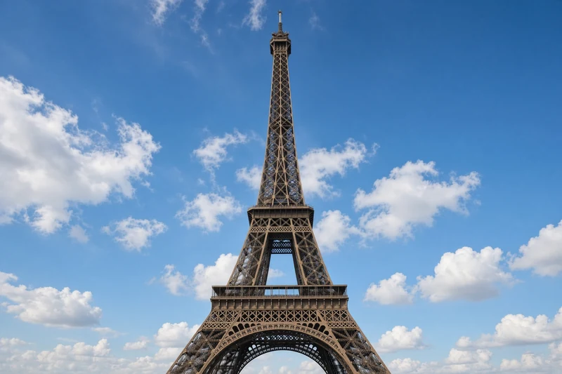 Torre Eiffel a Parigi contro cielo azzurro; illustrazione editoriale IA non documentaria.