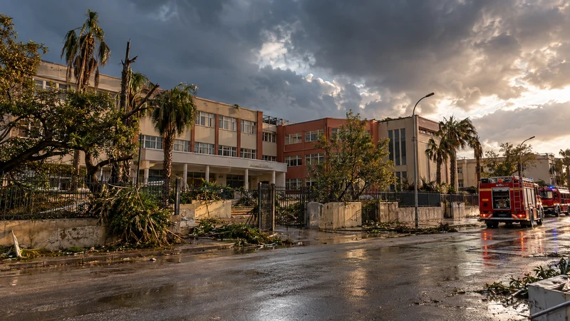 Illustrazione editoriale IA ultrarealistica dei danni causati da una tromba d'aria vicino a una scuola nel Trapanese, senza persone ferite; scena non documentaria.