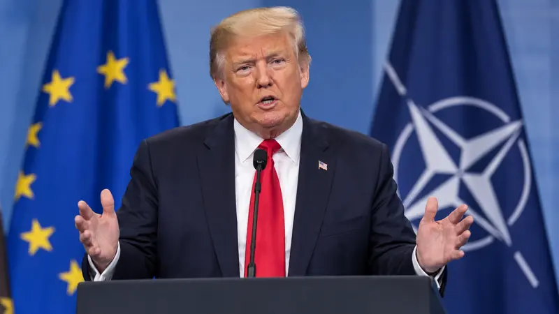 Illustrazione editoriale IA di Donald Trump durante un comizio politico, con bandiere statunitensi sullo sfondo.