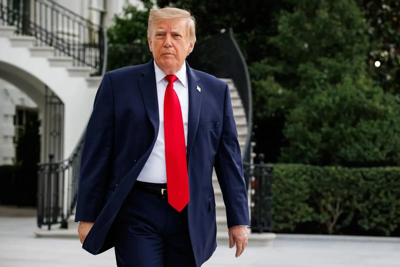 Donald Trump davanti alla Casa Bianca; illustrazione editoriale IA non documentaria.