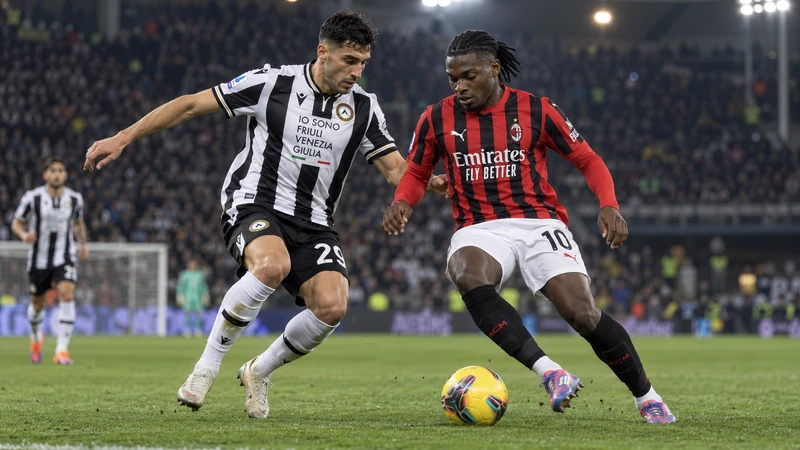 Un duello tra Udinese e Milan sotto le luci dello stadio di Udine, illustrazione editoriale generata con IA