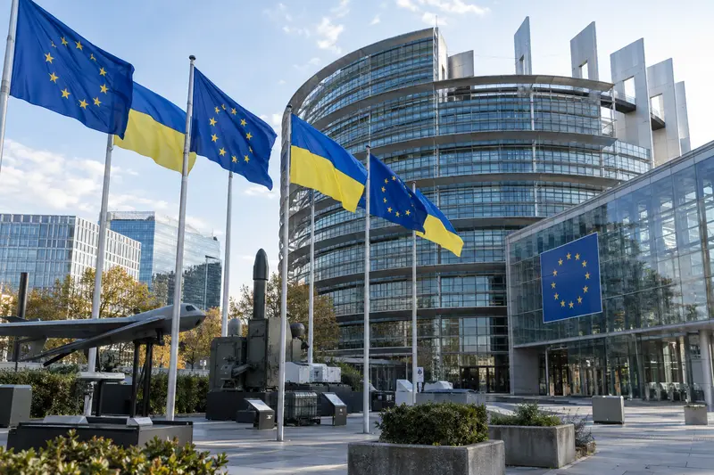 Scena editoriale contestuale generata con IA: Ursula von der Leyen al podio con la bandiera dell'Unione europea; somiglianza sintetica, non una fotografia documentaria.