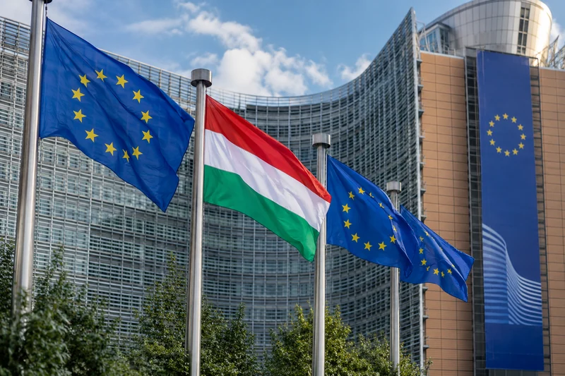 Bandiere europea e ungherese davanti alla sede della Commissione, illustrazione editoriale IA.