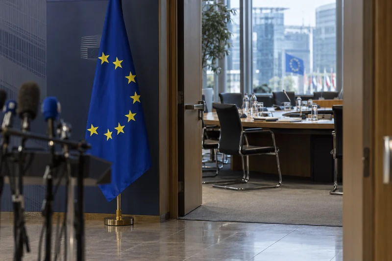 Illustrazione IA di una sala di riunione istituzionale europea; non è una fotografia della decisione.