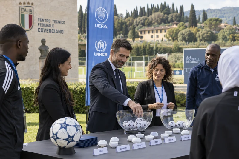 Illustrazione editoriale IA del sorteggio della Unity EURO Cup nel centro tecnico di Coverciano; scena non documentaria.