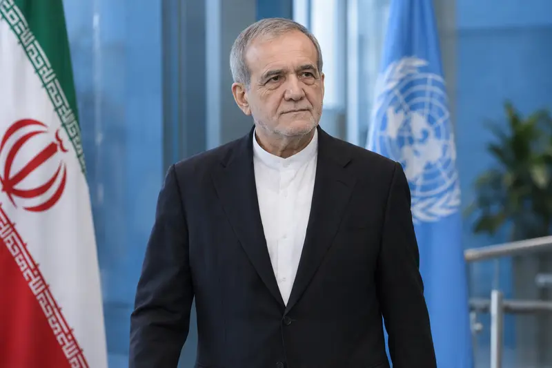 Scena editoriale contestuale generata con IA: Masoud Pezeshkian all'Onu a New York; non documentaria.