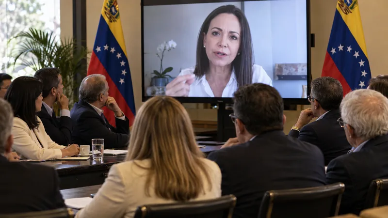 Illustrazione IA: ritratto editoriale neutrale di María Corina Machado collegata in video con una riunione dell’opposizione venezuelana.