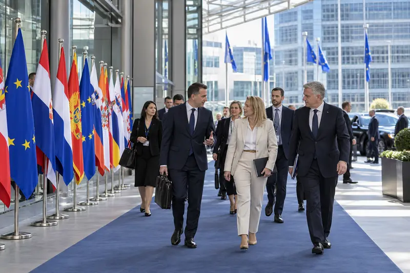 Illustrazione editoriale IA della sede europea a Bruxelles preparata per un vertice con i Balcani occidentali.