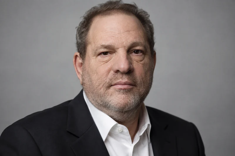 Ritratto editoriale neutrale di Harvey Weinstein, somiglianza sintetica non documentaria.