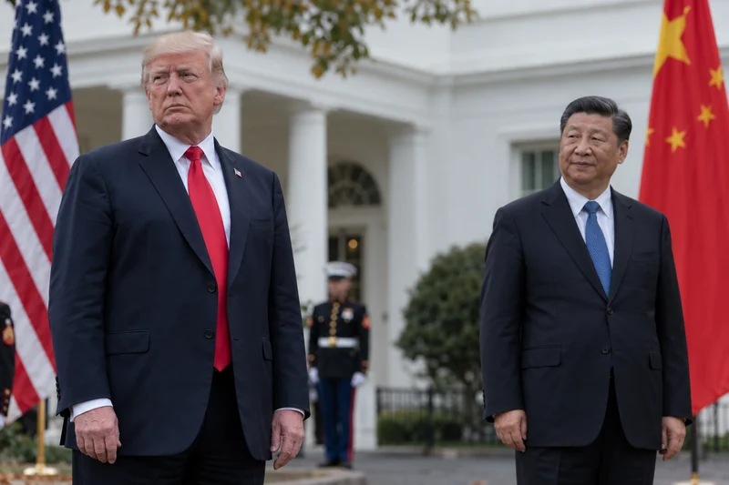 Scena editoriale contestuale con Donald Trump e Xi Jinping riconoscibili davanti alla Casa Bianca; somiglianze sintetiche non documentarie.