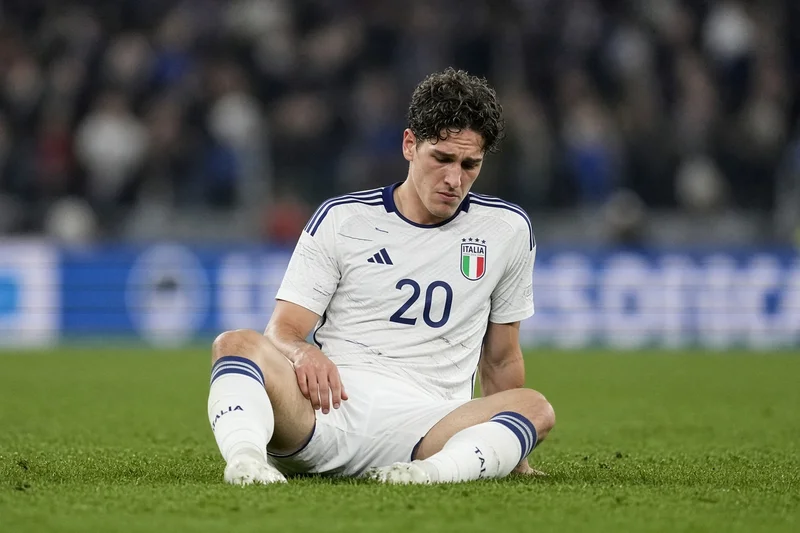 Nicolò Zaniolo a terra in divisa da gioco; illustrazione editoriale IA non documentaria.