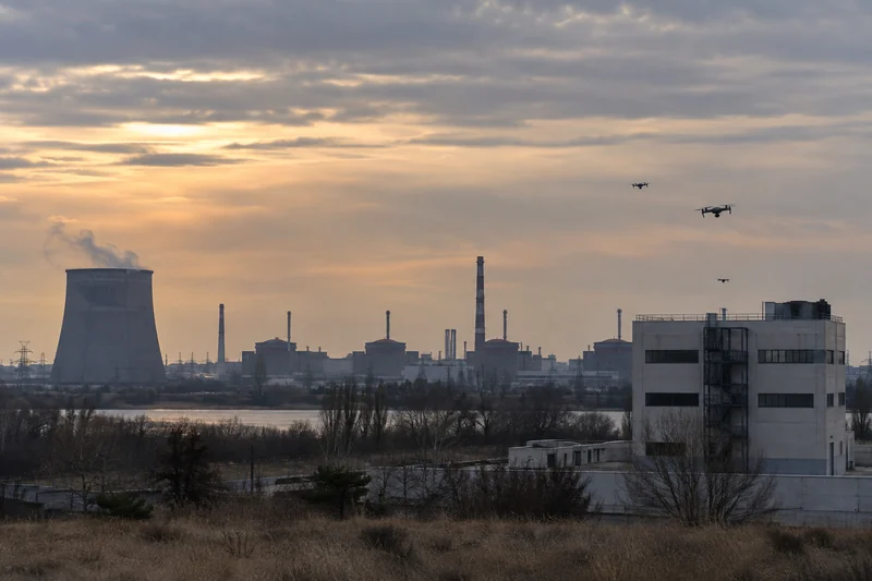 Illustrazione editoriale della centrale di Zaporizhzhia e di droni nei pressi del centro di addestramento
